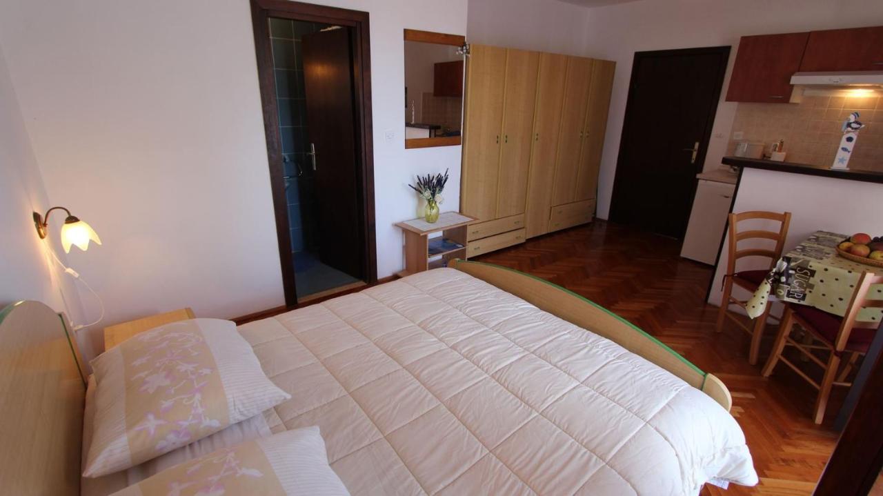 Apartments And Rooms Jelka Malinska Exteriér fotografie