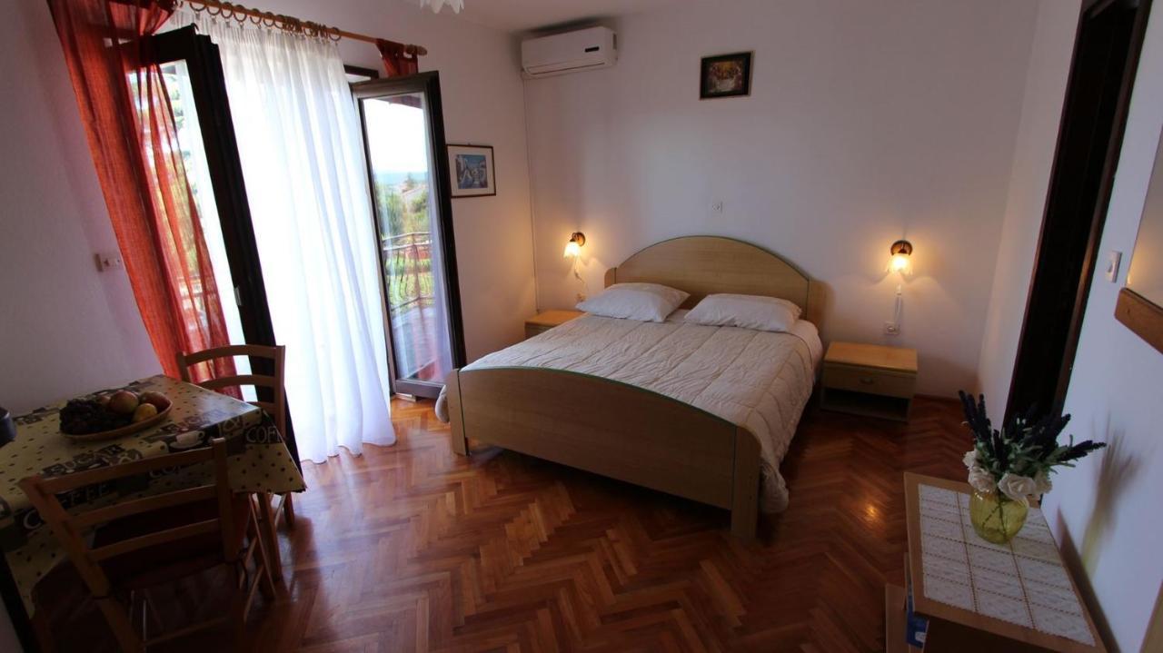 Apartments And Rooms Jelka Malinska Exteriér fotografie